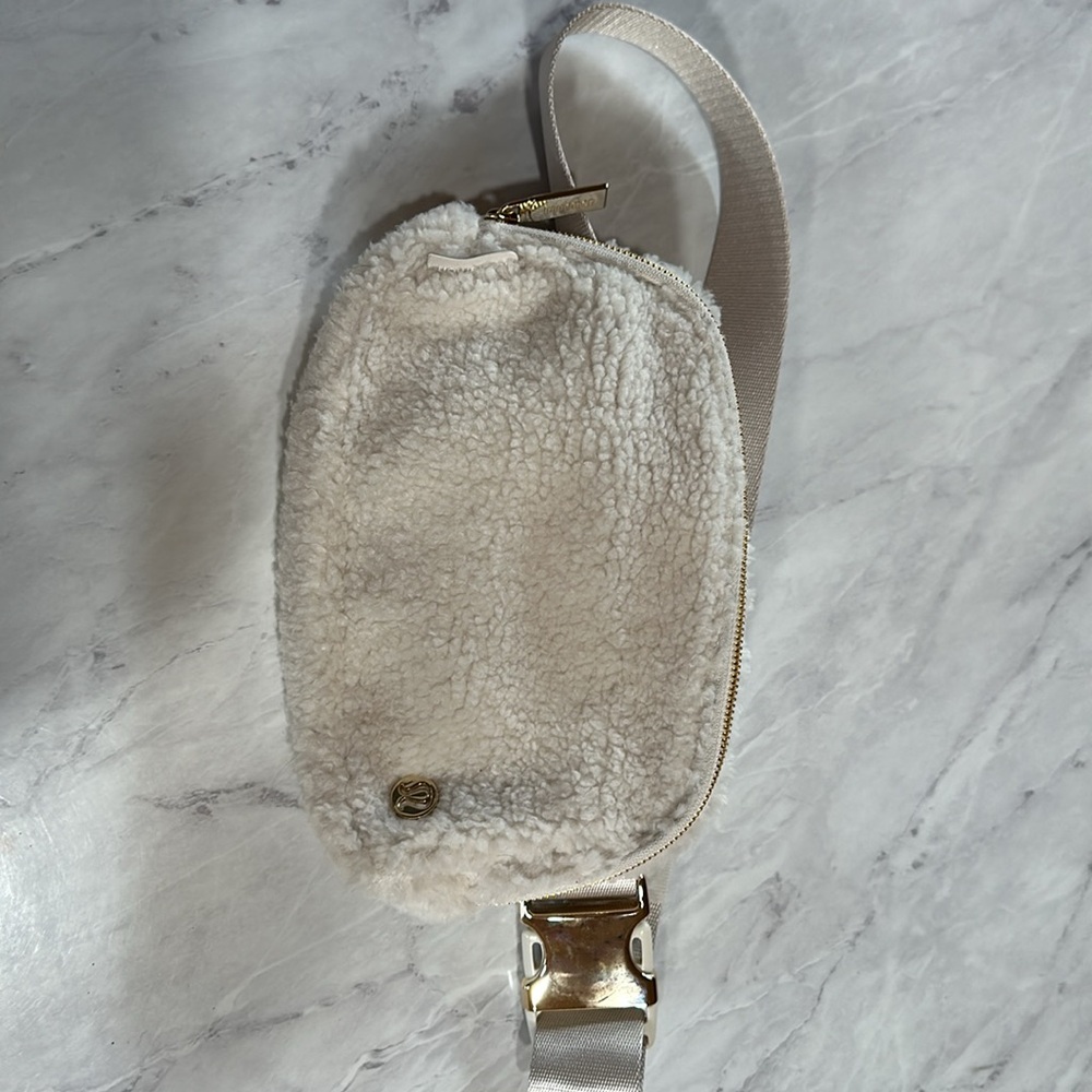 LULULEMON | Sherpa Everywhere Belt Bag - Picture 3 of 5